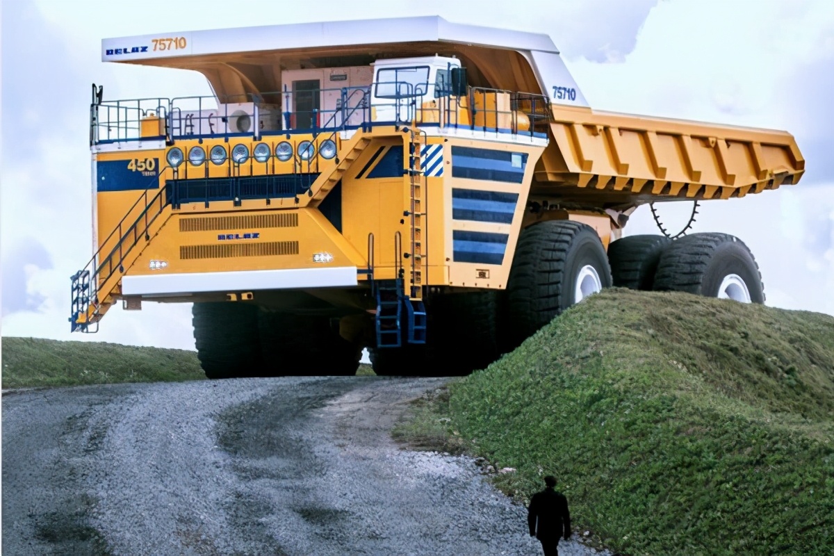 世界上最大的卡车，高达三层楼载重450吨，轻松压扁小轿车