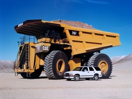 世界上最大的卡车，高达三层楼载重450吨，轻松压扁小轿车