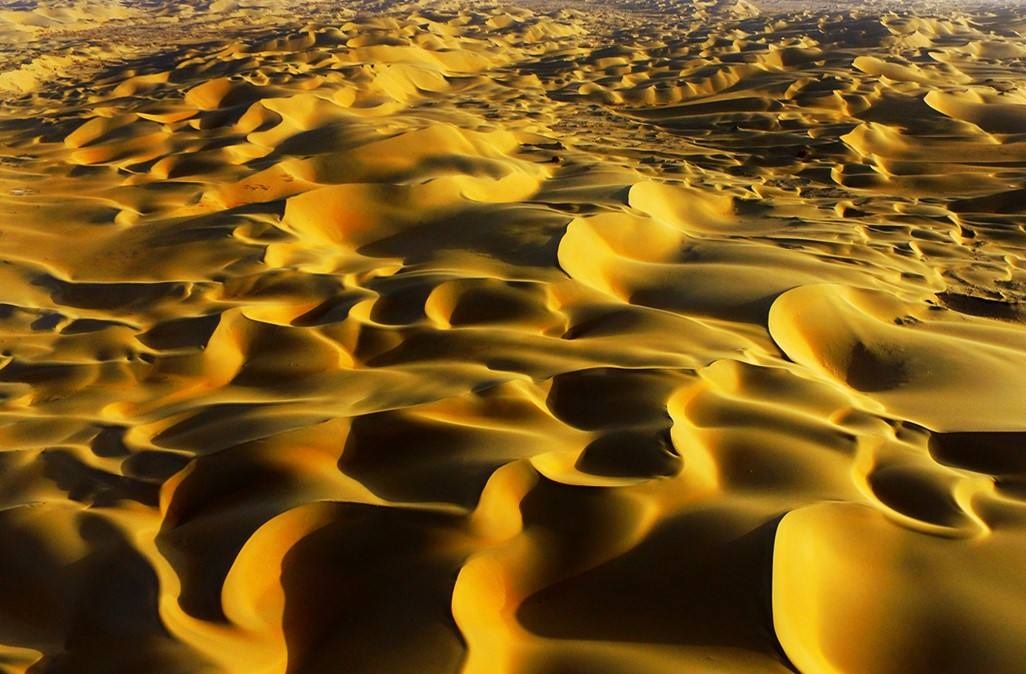 塔克拉玛干沙漠：是我国面积最大的沙漠，也是世界第二大流动沙漠